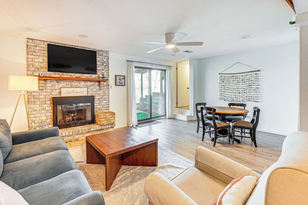 Lake View & Deck: Group Getaway in Whitehall!