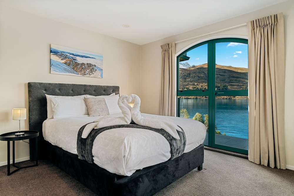 LAKEFRONT LIVING AT REMARKABLES - WEST view 3