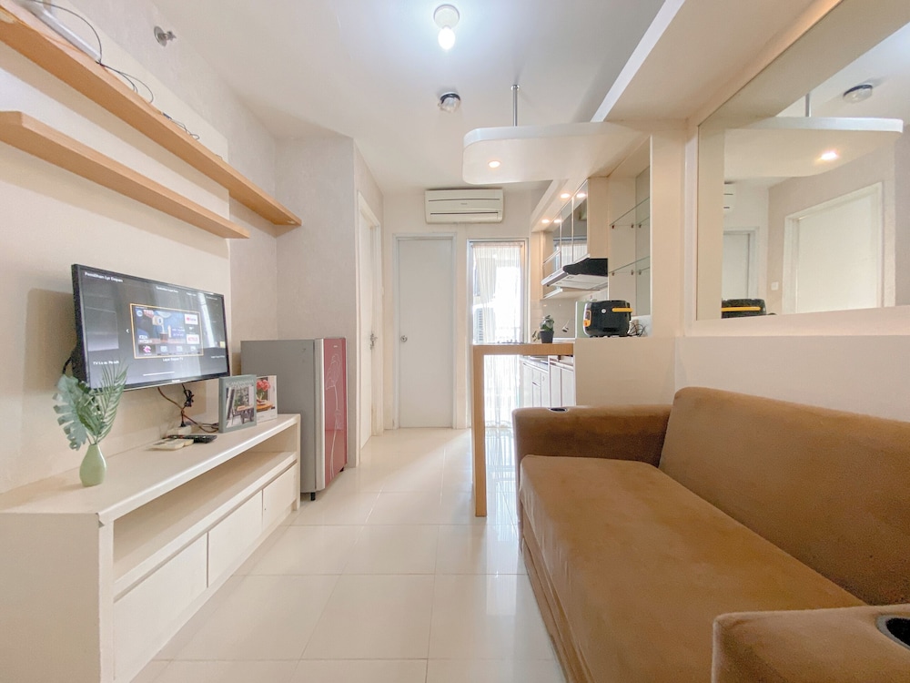 Comfy and Strategic 1BR with Extra Room at Bassura City Apartment