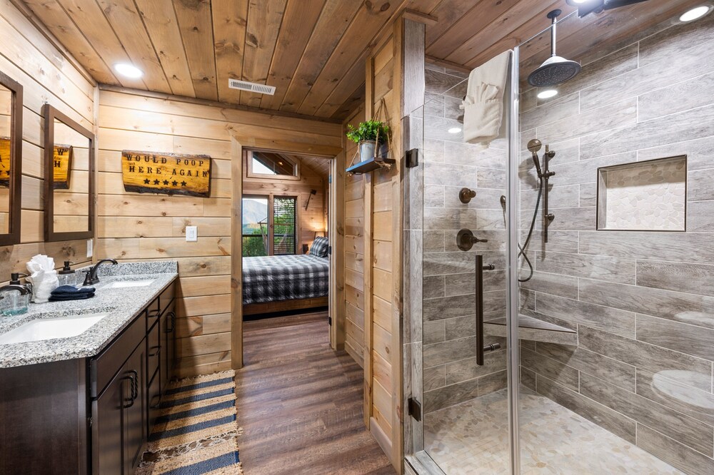 Goodness Gracious 3 Bedroom Cabin by RedAwning - Property Image 52