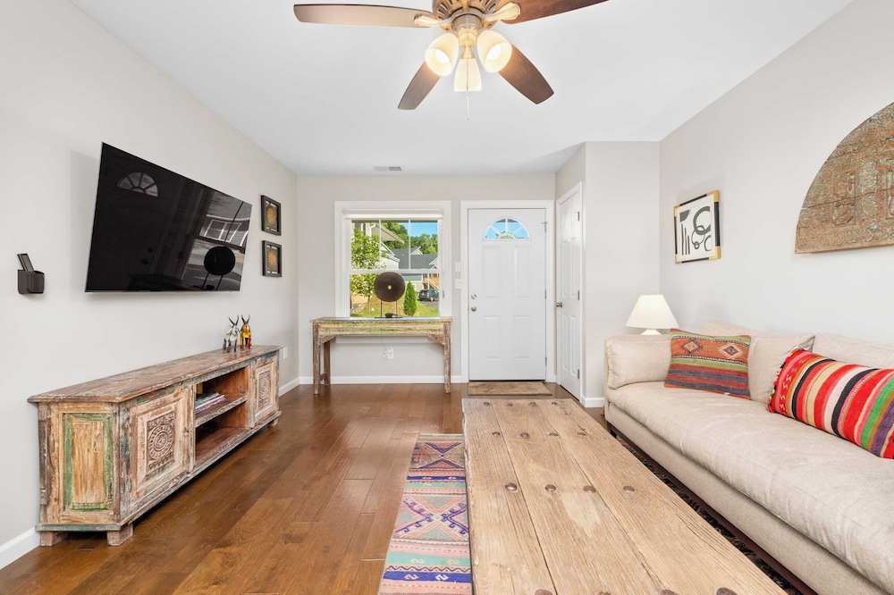 Sleeps 20, Entire Duplex Patio + Fire Pit 6 Minutes to Downtown Asheville