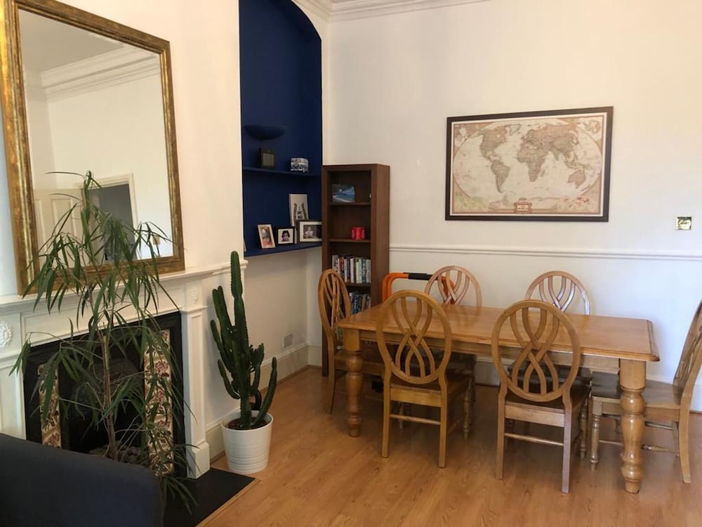 1 Bedroom Flat Sleeps 4 -free Onsite Parking -wifi