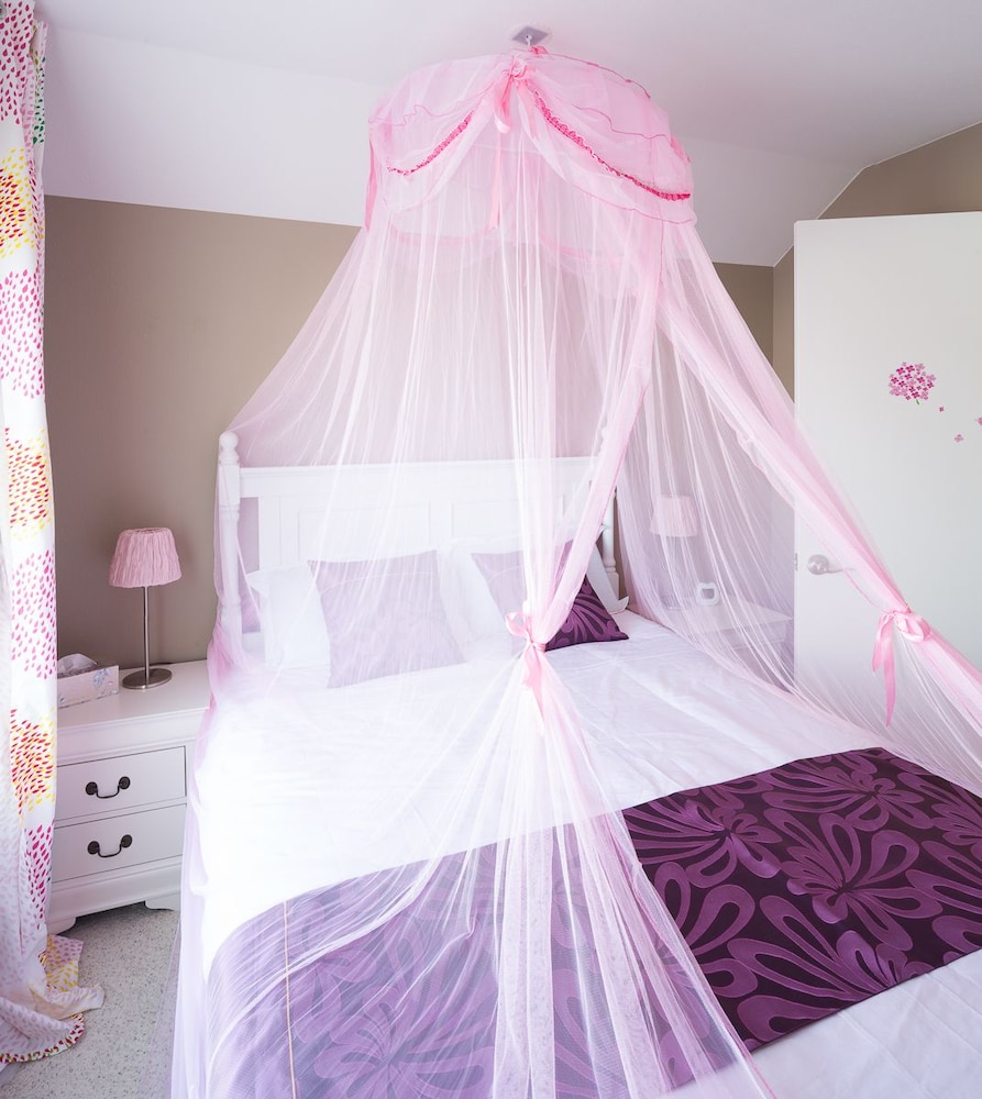 Newark Vacations - Sunny and Elegant Villa - Property Image 3