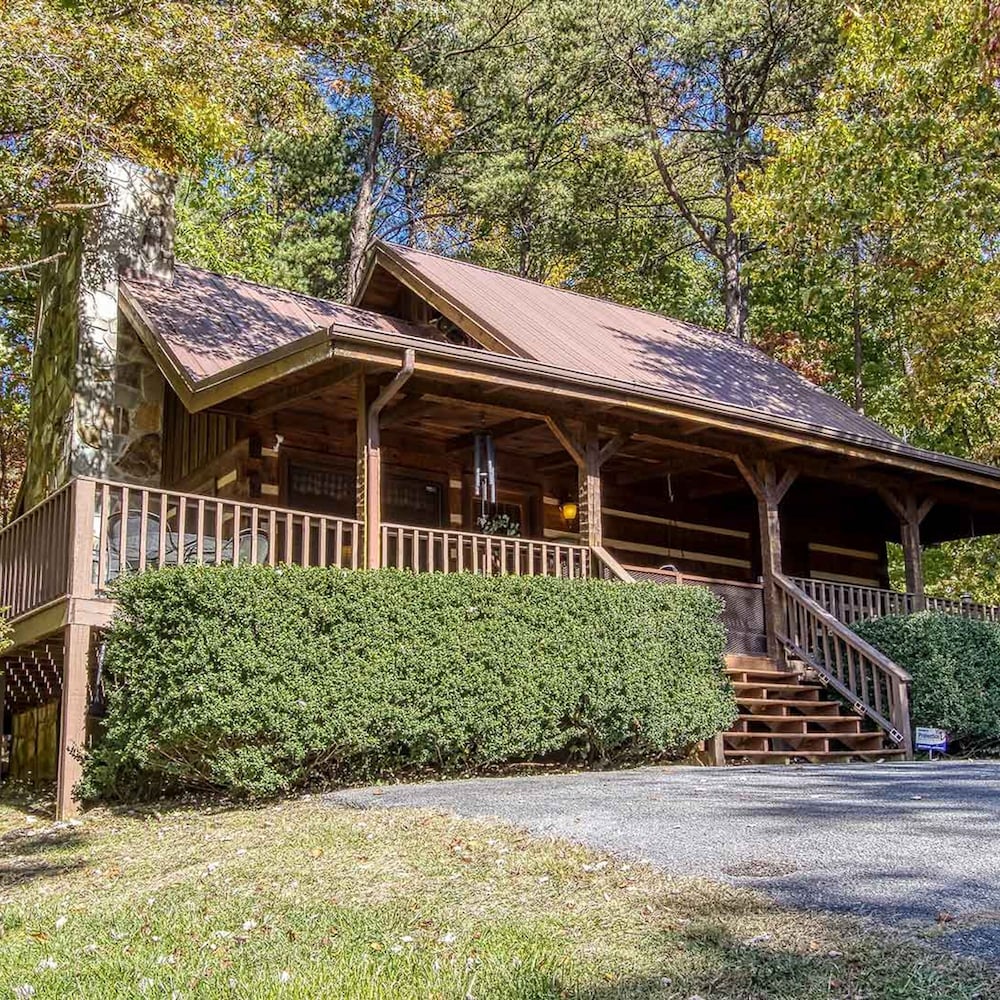 Fantastic Pet Friendly Cabin Hot Tub Fire Pit