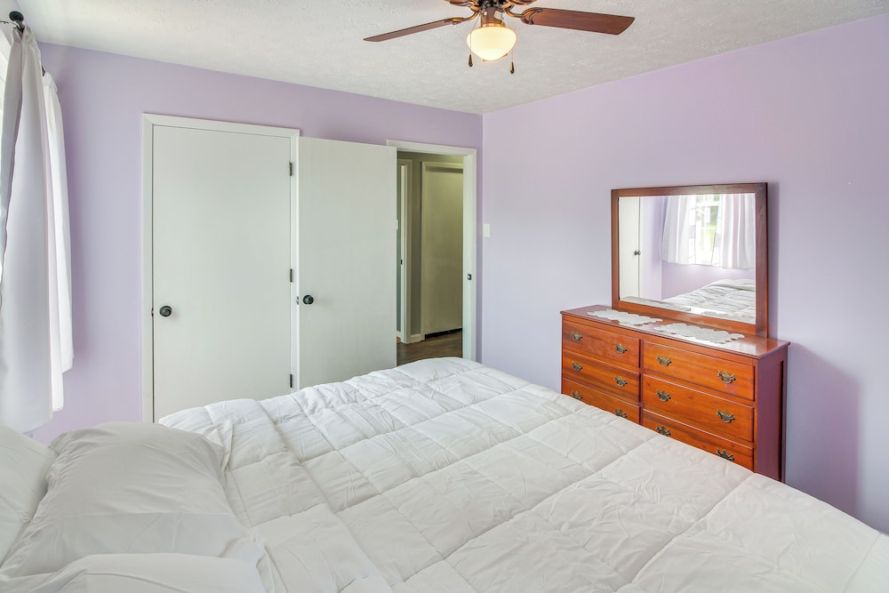 7 Mi to Barren River Lake: Quiet Getaway w/ Yard!