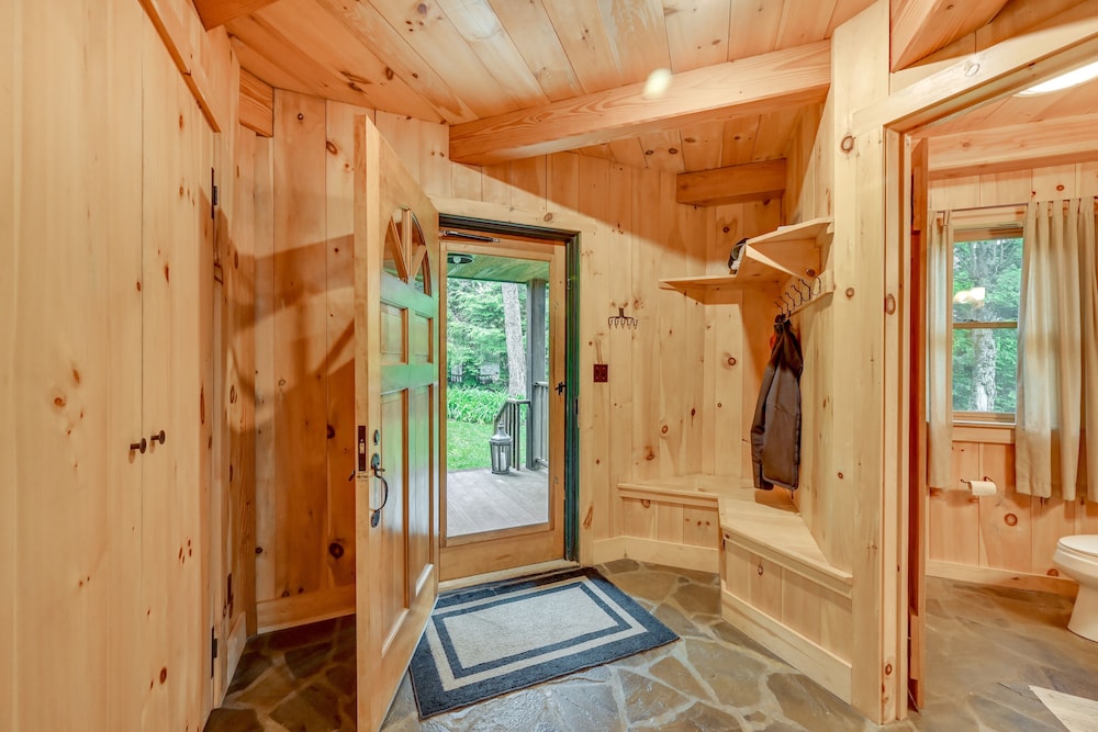 Lakefront Westhampton Cabin w/ Beach + Kayaks!