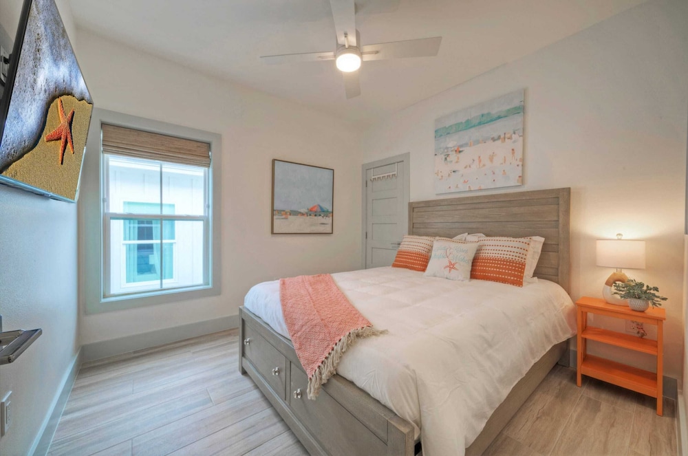 Sleeps 24 2 Homes, Walk to the Beach, Private Pools, Fire Pit, Modern Design