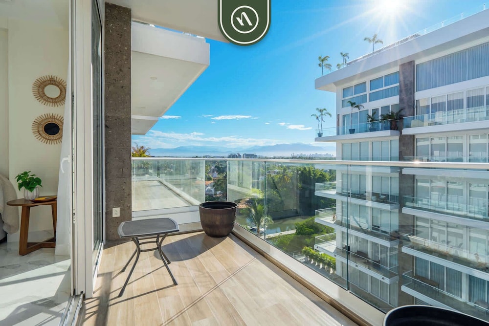3BR Condo Right Next to the Beach - Pool - Palapa