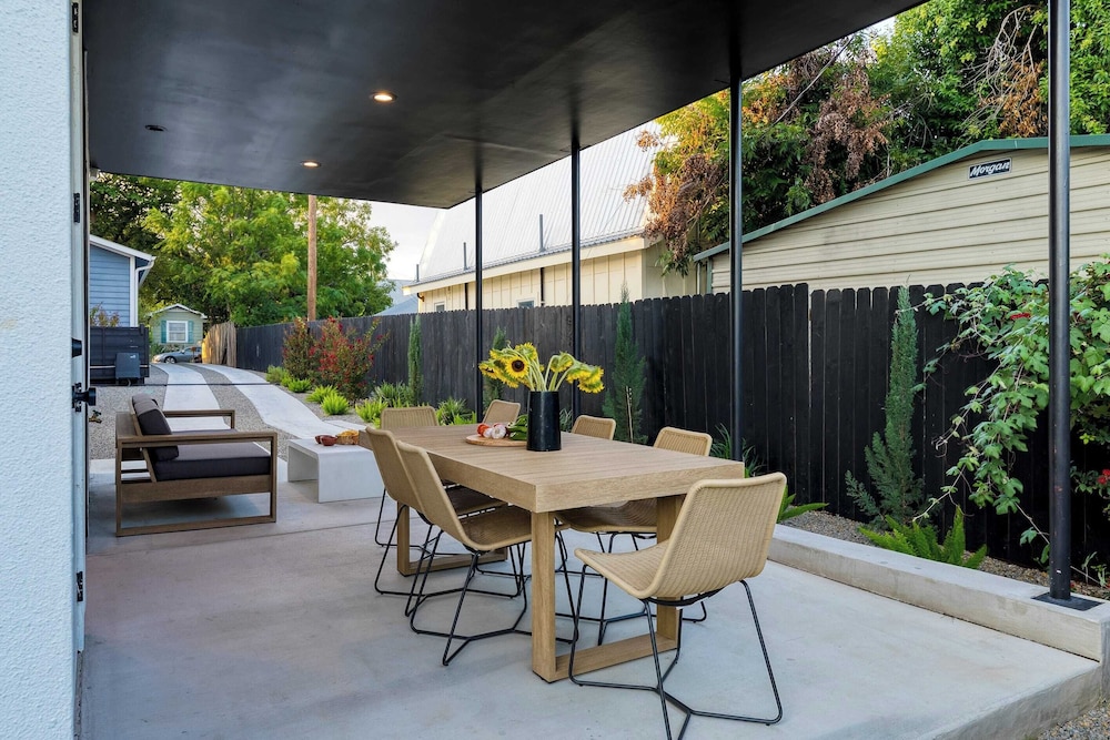 Modern East Austin Home w/ Pool, Near Downtown & Lady Bird Lake Casa 1803 by Avantstay