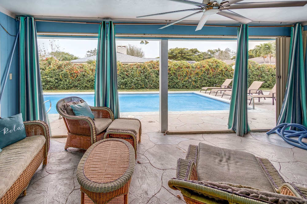 Bright Fort Myers Home w/ Pool - 9 Mi to Beach!