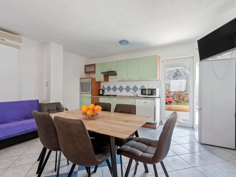 Enticing Apartment in Vir near Seabeach view 3