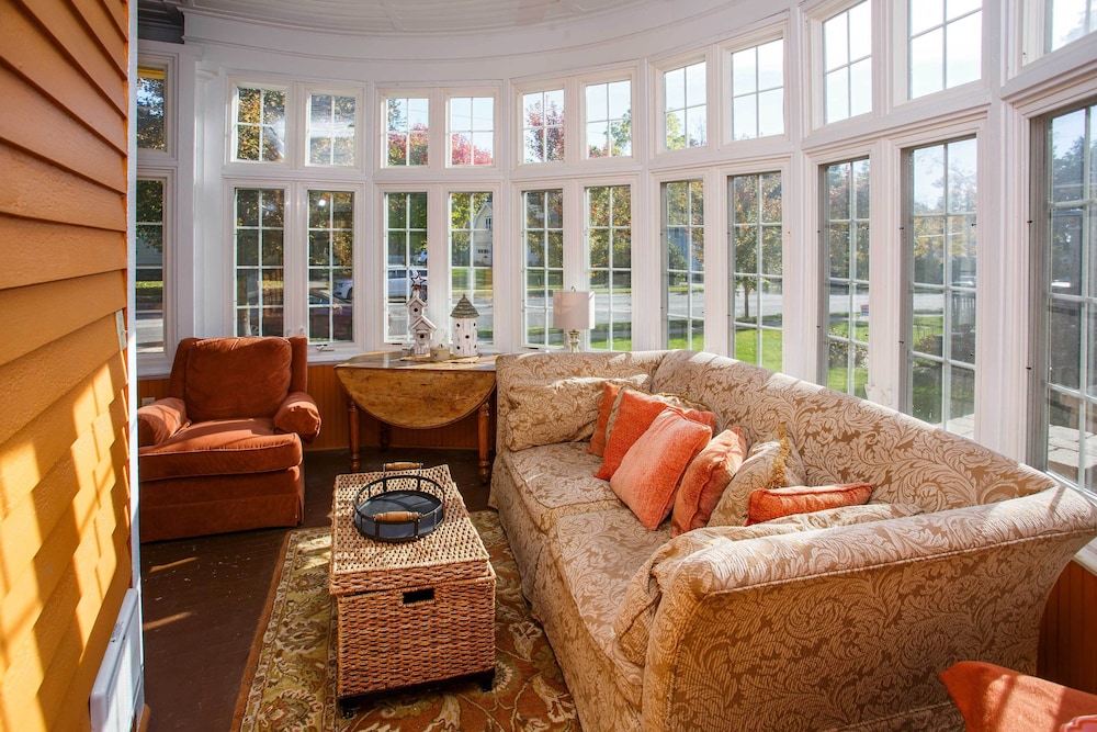 Dog-friendly Home w/ Balcony & Yard in Surgeon Bay view 4