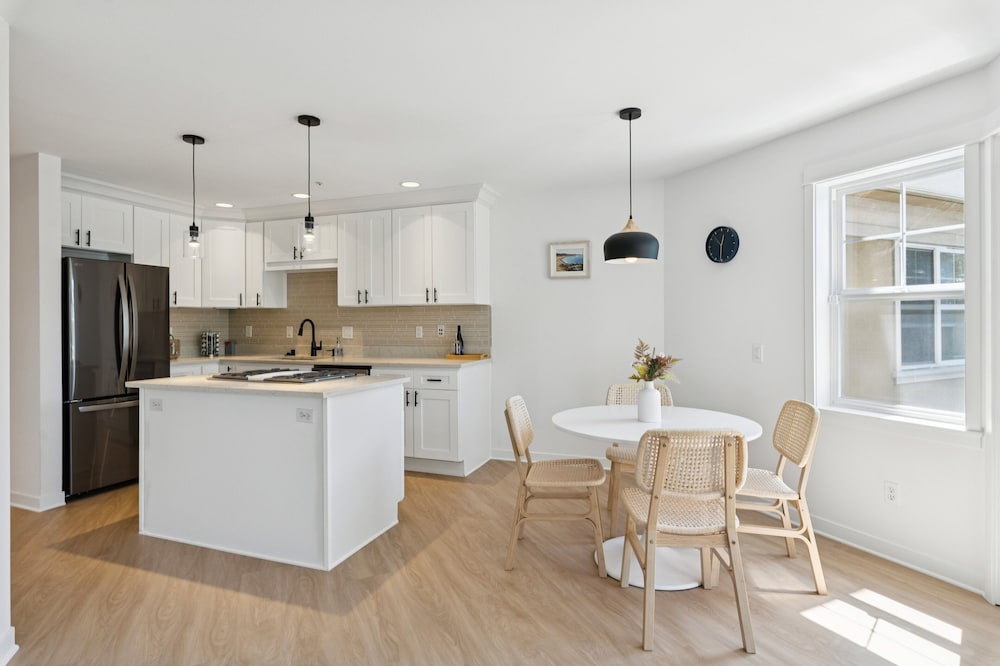 Walkable Seattle Gem Close To Everything 2 Bedroom Condo