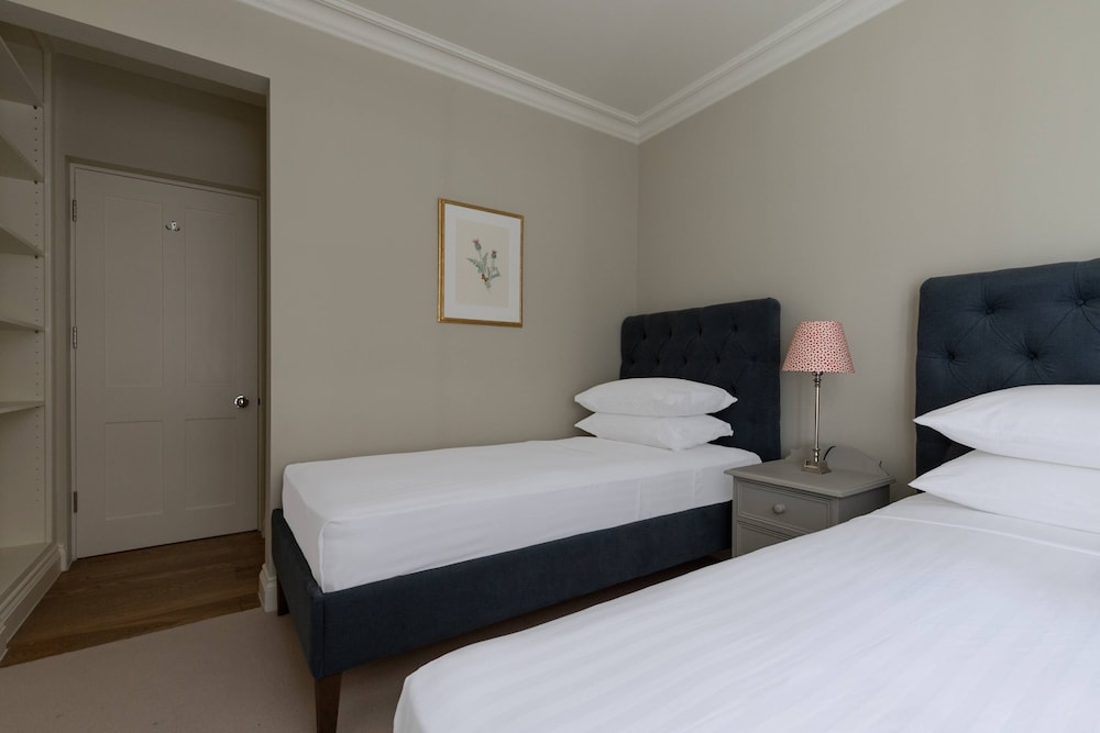 Albert Bridge Road VII by Onefinestay view 5