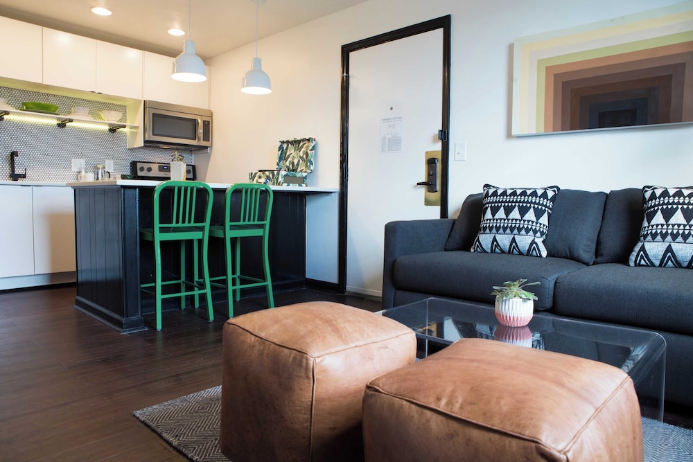 Sleeps 8 4 Sobro Guest House Near Live Music, Dining & More by Avantstay