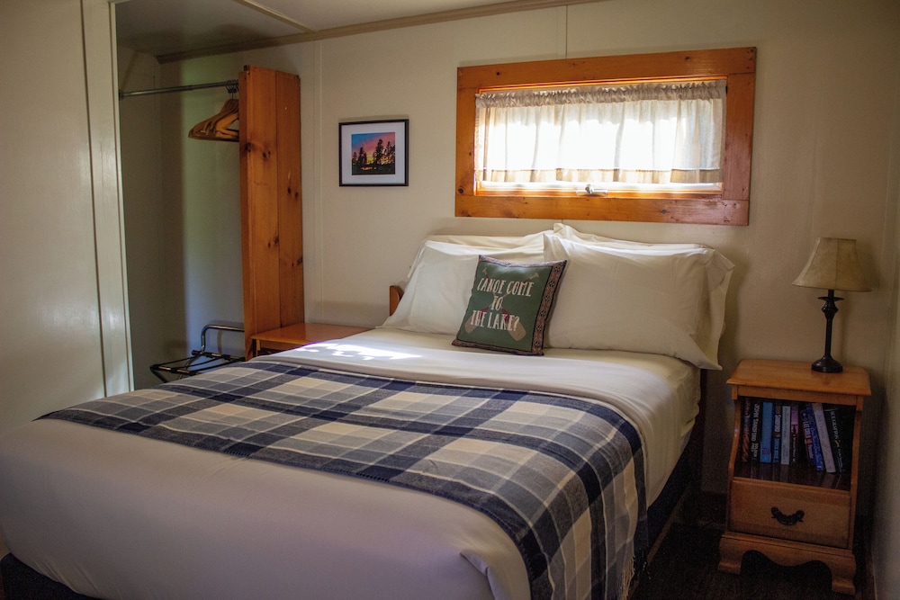 Paddler's Rest Lakeside Cabins and Hotel
