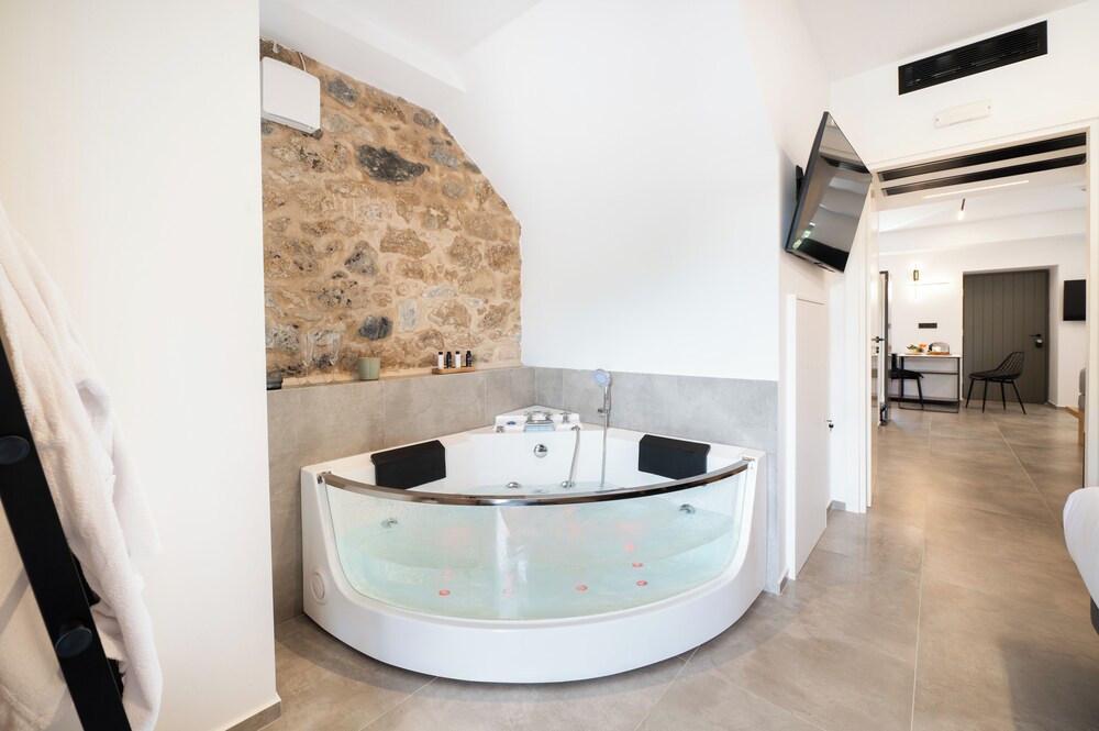 Cardamilia Suites
