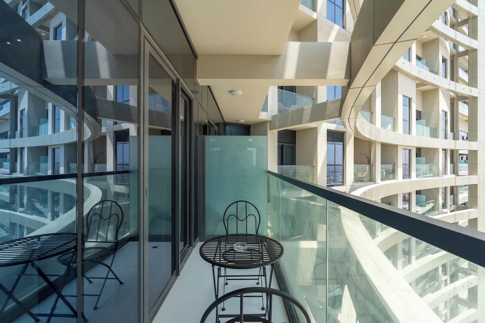 Lux BnB Aykon City