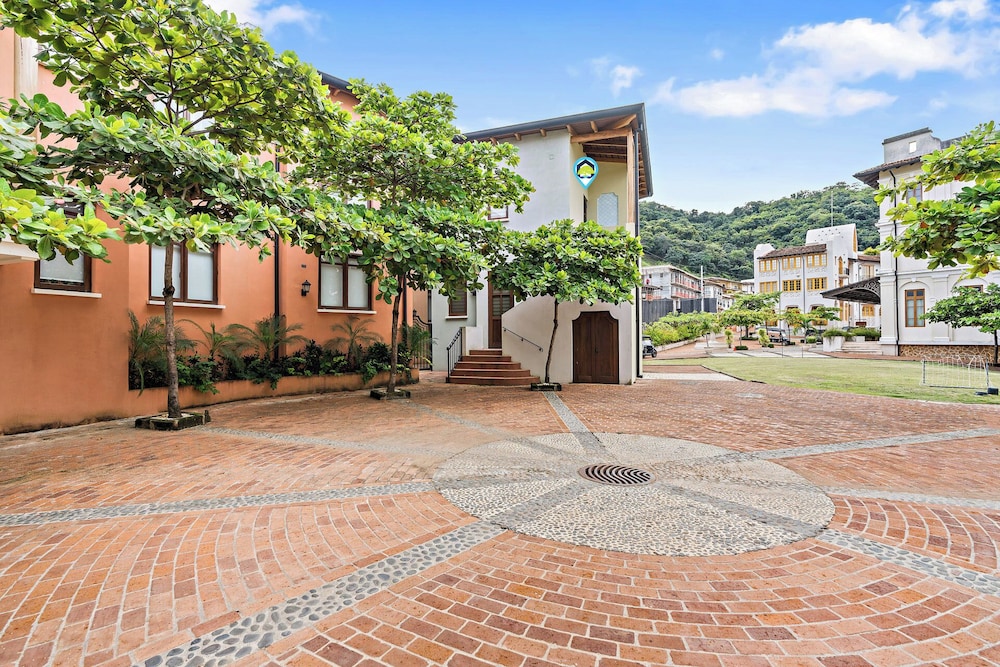 Stylish Condo in the Heart of Las Catalinas with Vibrant Design & Exclusive Beach Club Access