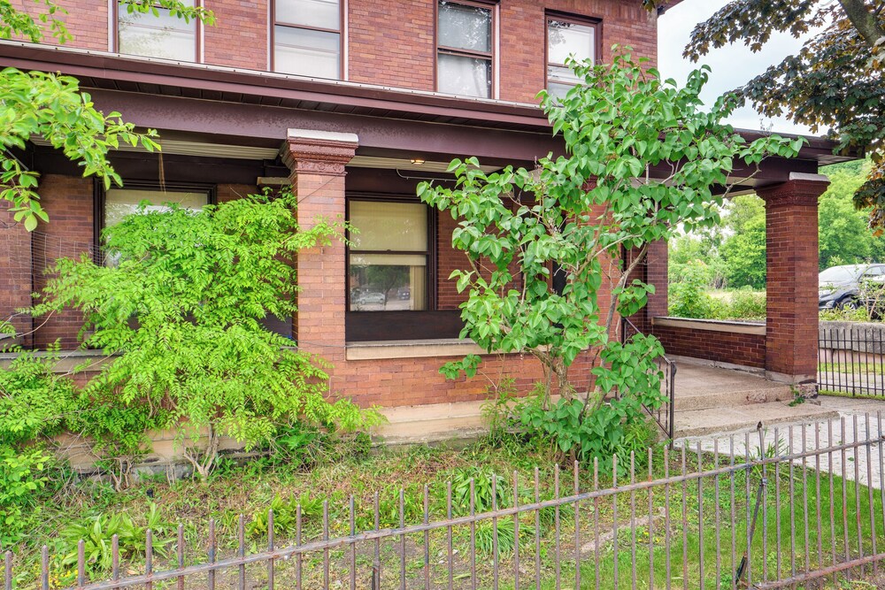 2 Mi to Lake Erie: Spacious Retreat Near Cafes!