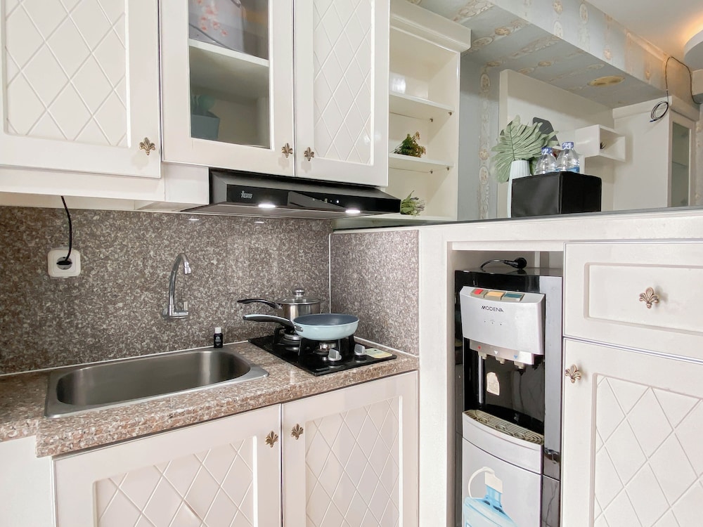 White Accent 1Br Near Mall At Bassura City Apartment