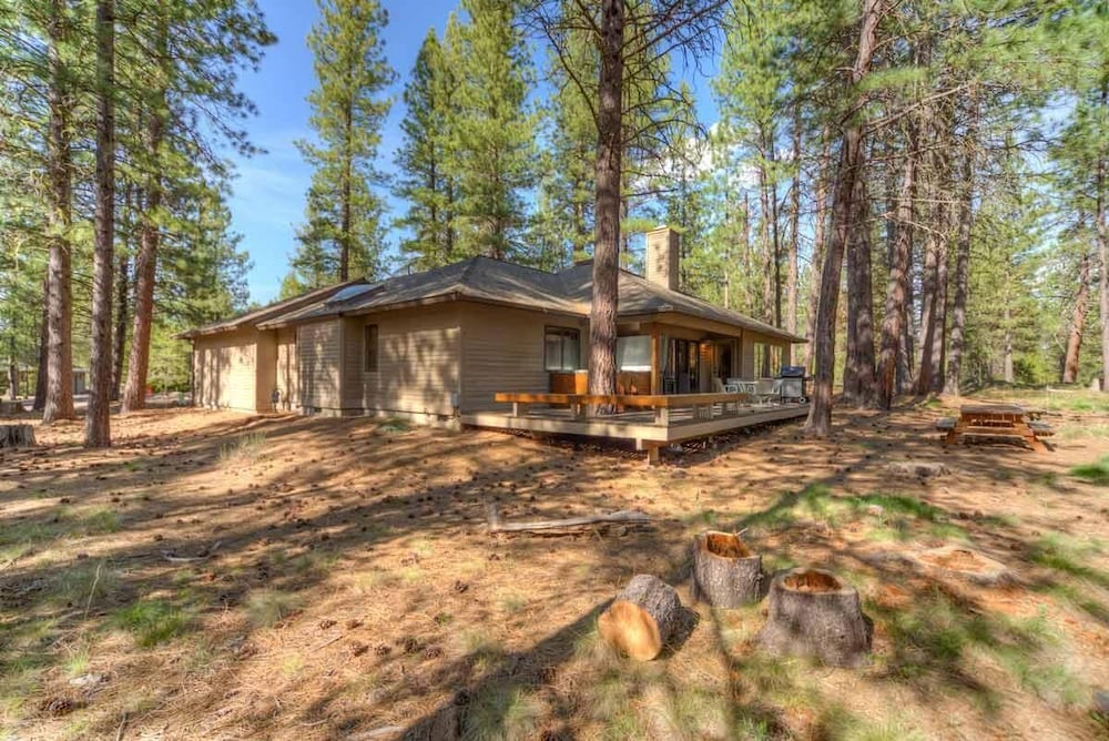 Awbrey Lane #7 by Village Properties at Sunriver view 3