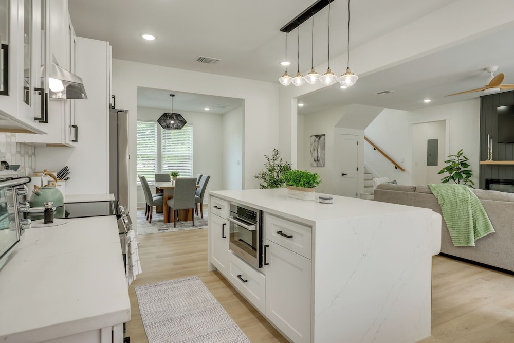1/2 Mi to Schlitterbahn Waterpark: Home w/ Patio!