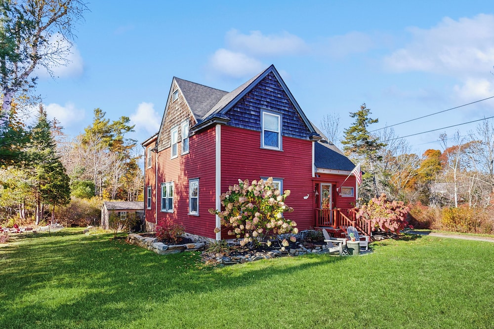 4BR House w/ Kitchen, Jetted Tub, Wifi + gas Grill