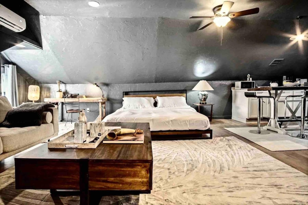 Oklahoma City Vacations - 3-story 6-bedroom 4 Bathrooms 3min-asian Dist - Property Image 43