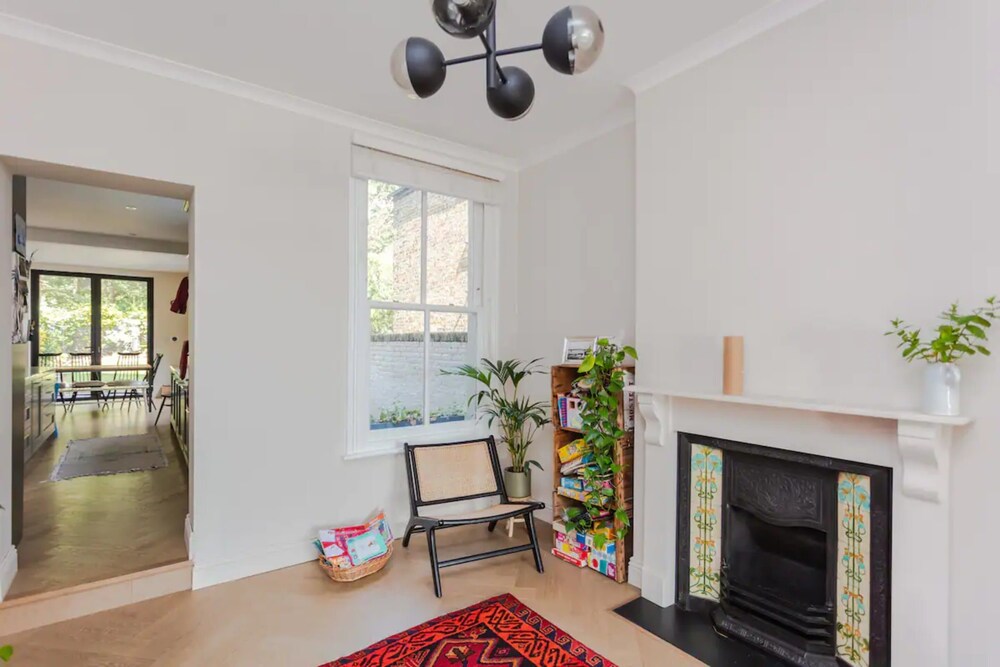 Modern 3 Bedroom Home in Honor Oak Beside Nature Reserve