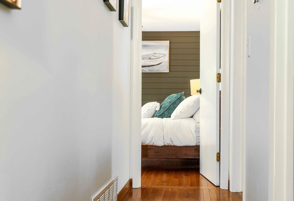 Highway Chalet - Centrally Located to Area Attractions!