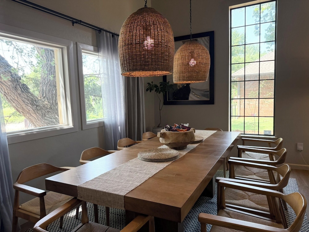 Lakeview Lounge Group-friendly Near Hefner LW