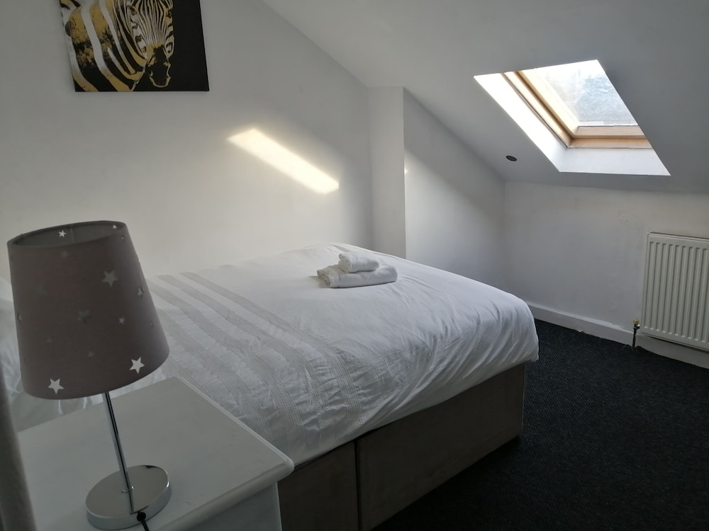 Fun 4-bed Apartment in Birmingham Central view 4