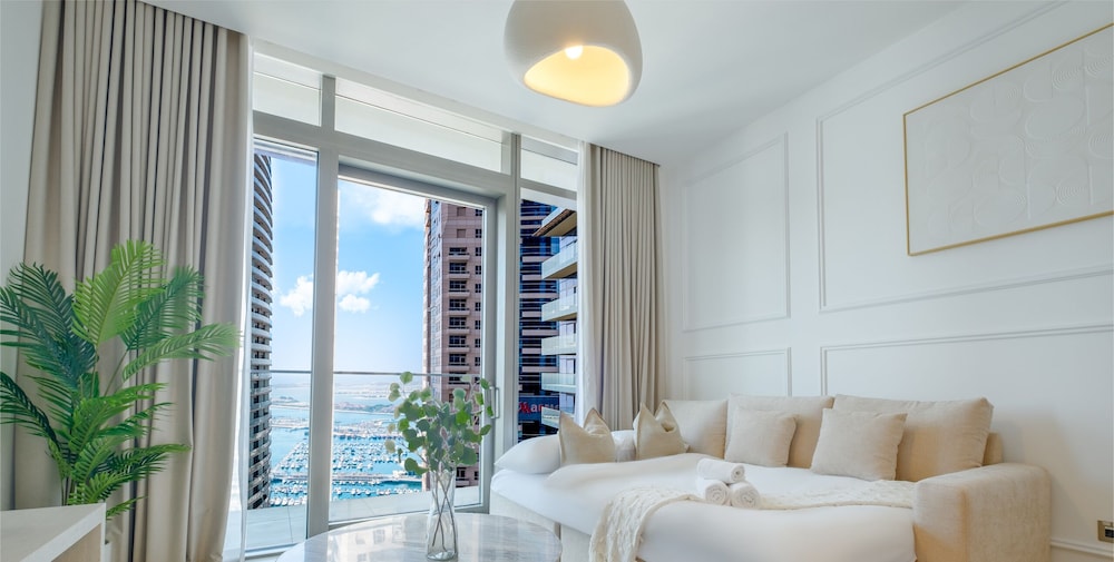LUX The Marina Gate Sea View Suite