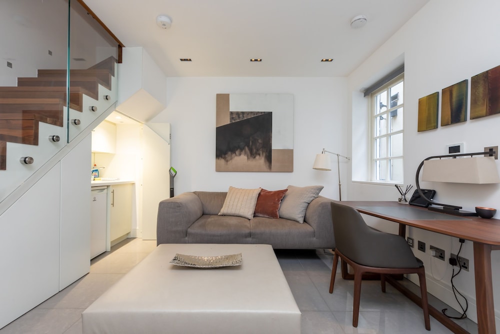 Central and Unique 1 Bedroom Mews House in Mayfair