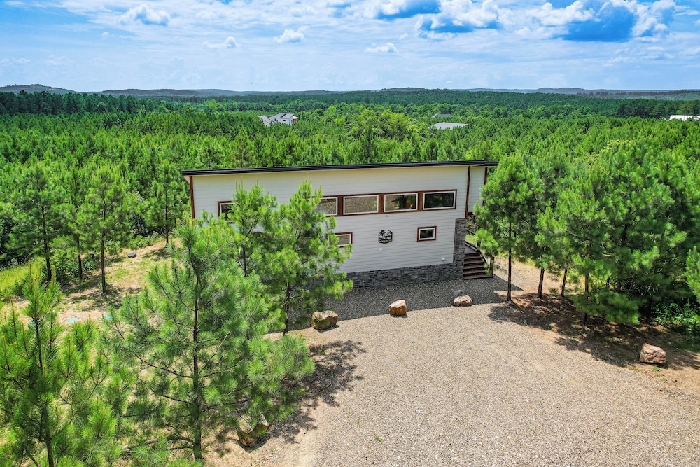 Tree-lined Broken Bow Studio Cabin w/ Hot Tub!