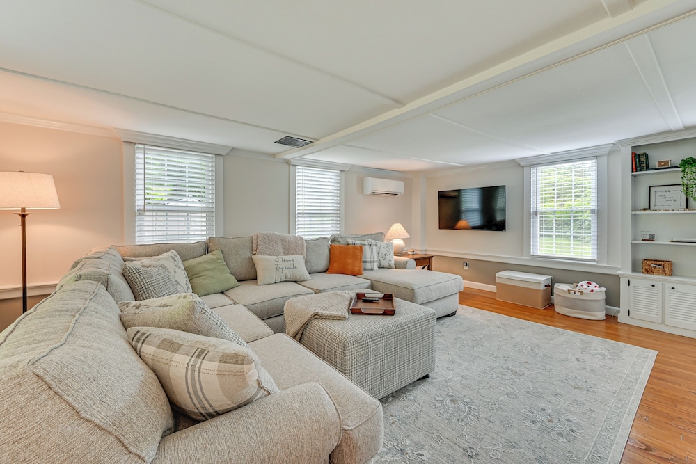 Cottage-chic Retreat < 1 Mi to Connecticut River!