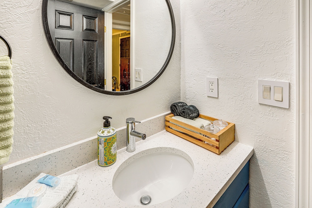 Walk to Empower Field & Sloan Lake: Charming Apt!