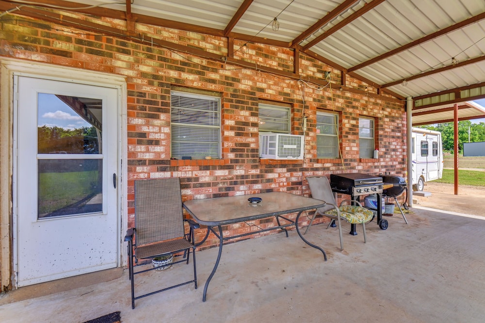 1 Mi to Boat Ramp: Lake Texoma Getaway w/ Deck