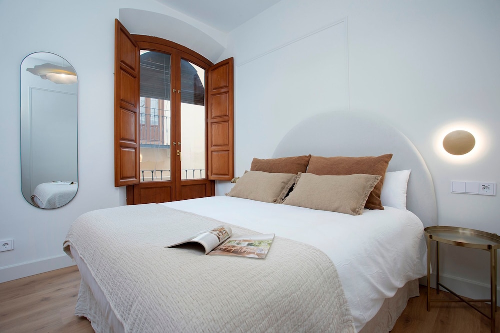 Elegant Stay in Historic Granada Bib Rambla IV