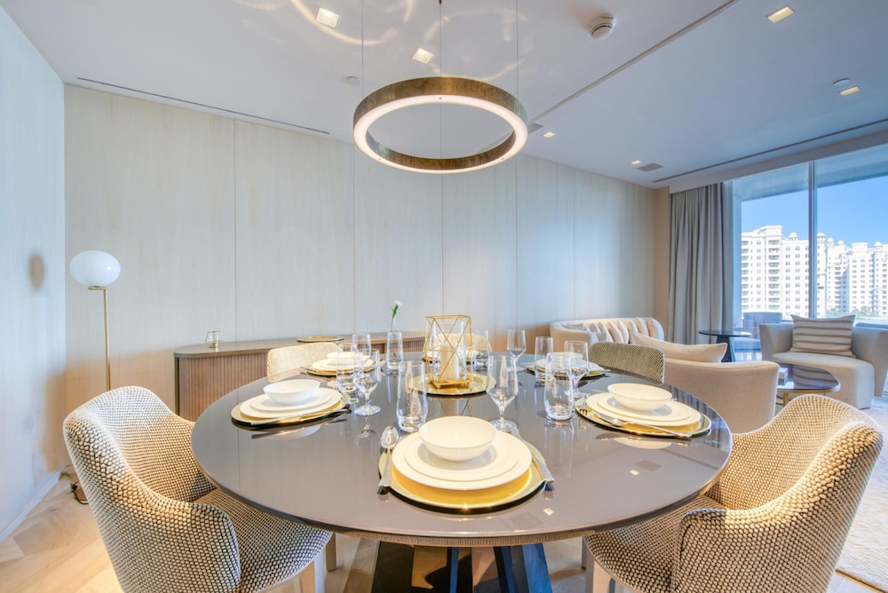 Vibrant Getaway in a Classy Five Palm Jumeirah Apt