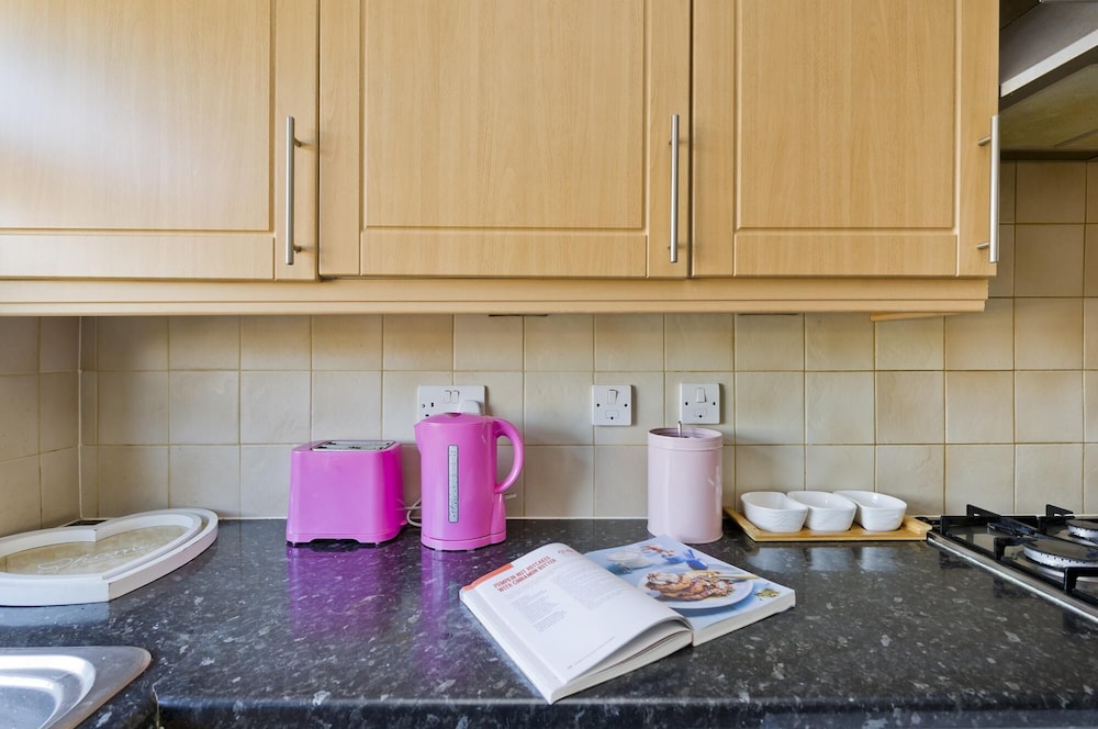 Attractive two Bedroom Flat in Ealing Broadway by Underthedoormat