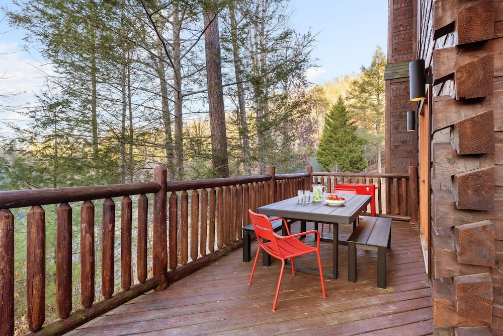 Riverbend Redesigned Cabin Hot Tub Firepit Billiards Mins to Pigeon Forge