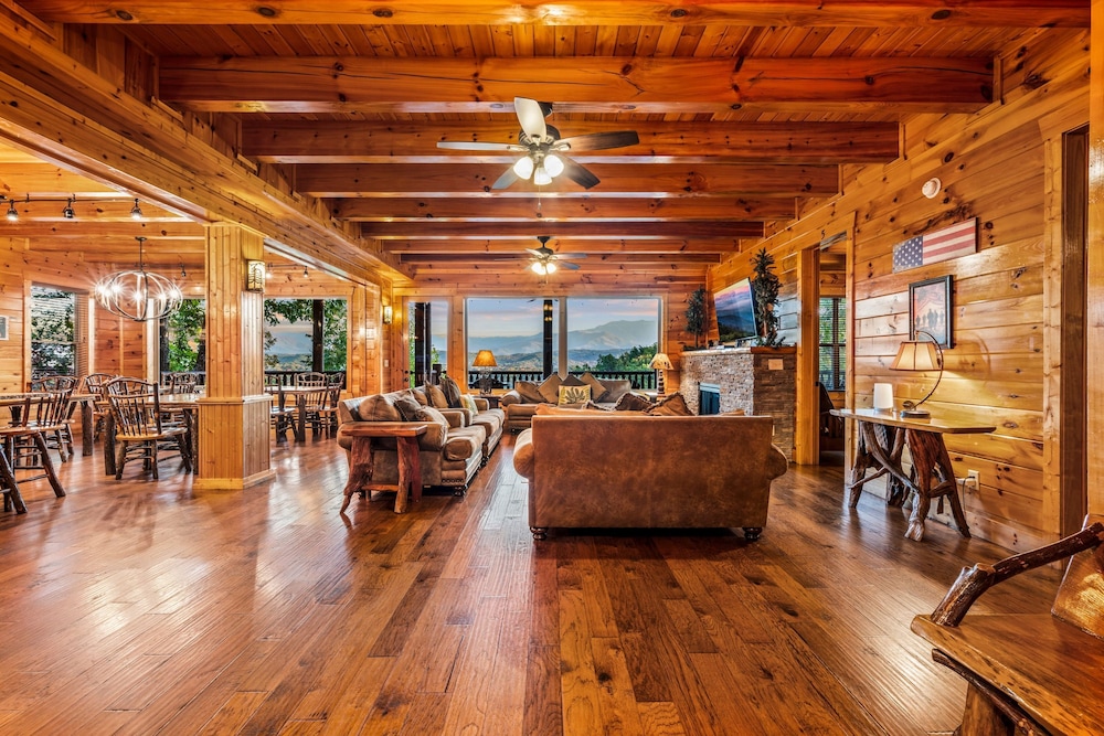 Grand View Lodge Panoramic Views Hot Tubs Game Room Theater Sleeps 56 Guests