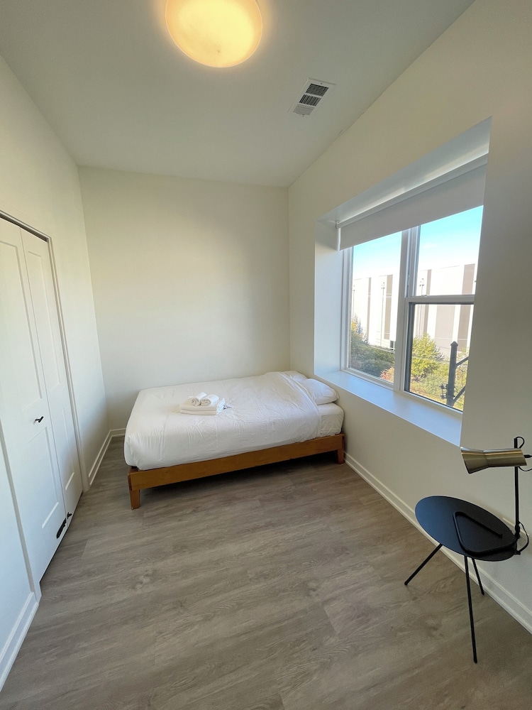Cozy and Modern Stay in the Heart of C