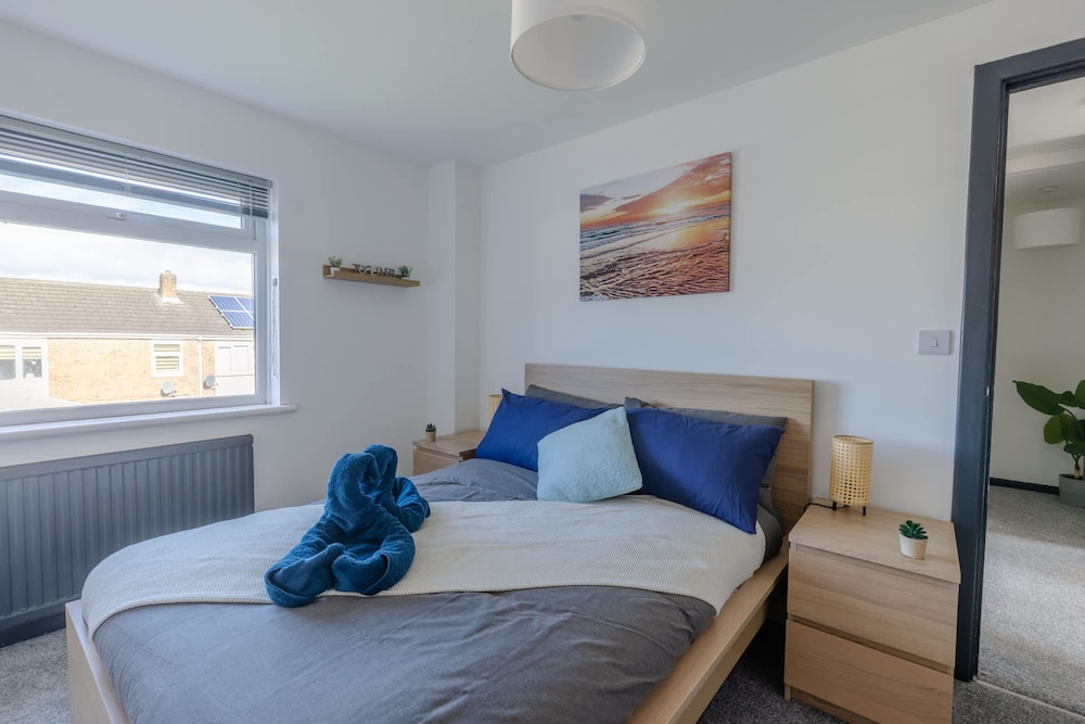 Modern 3 Bed House-free Parking