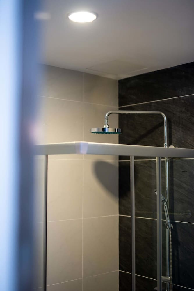 A Stylish 2BR Suite, Water Views, Free Parking