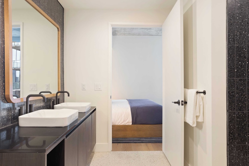 New Austin High Rise w/ Luxe Amenities Rooftop Pool, Gym, Yoga Studio & More!