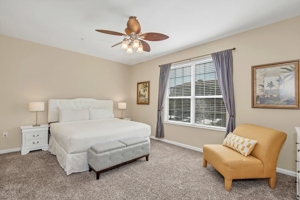 Cozy Condo W/private Balcony Steps to Conv. Ctr