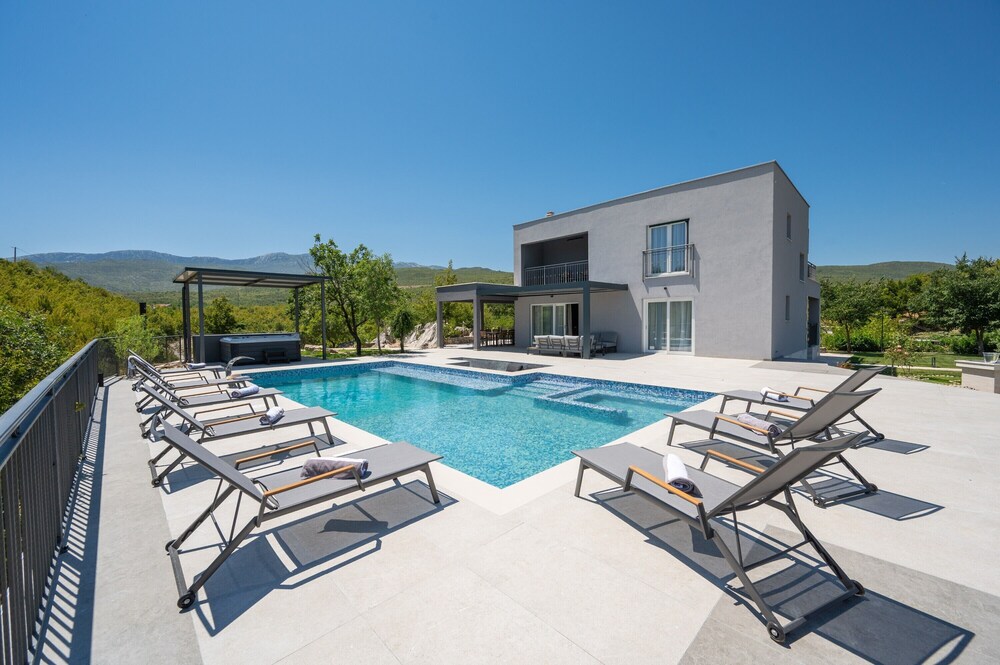 Villa River Rose with pool and jacuzzi, near the river beach